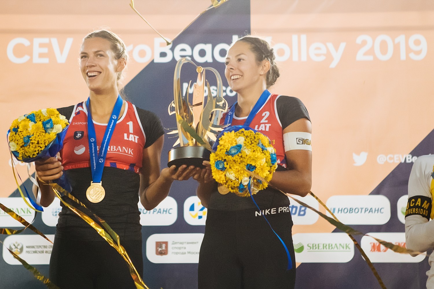 Graudina and Kravcenoka receive the gold medals and the trophy in Moscow (Photocredit: CEV)