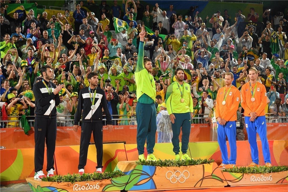 Alison Cerutti and Bruno Oscar Schmidt (center) won the gold medal on the Copacabana for Brazil in 2016. Photo: FIVB