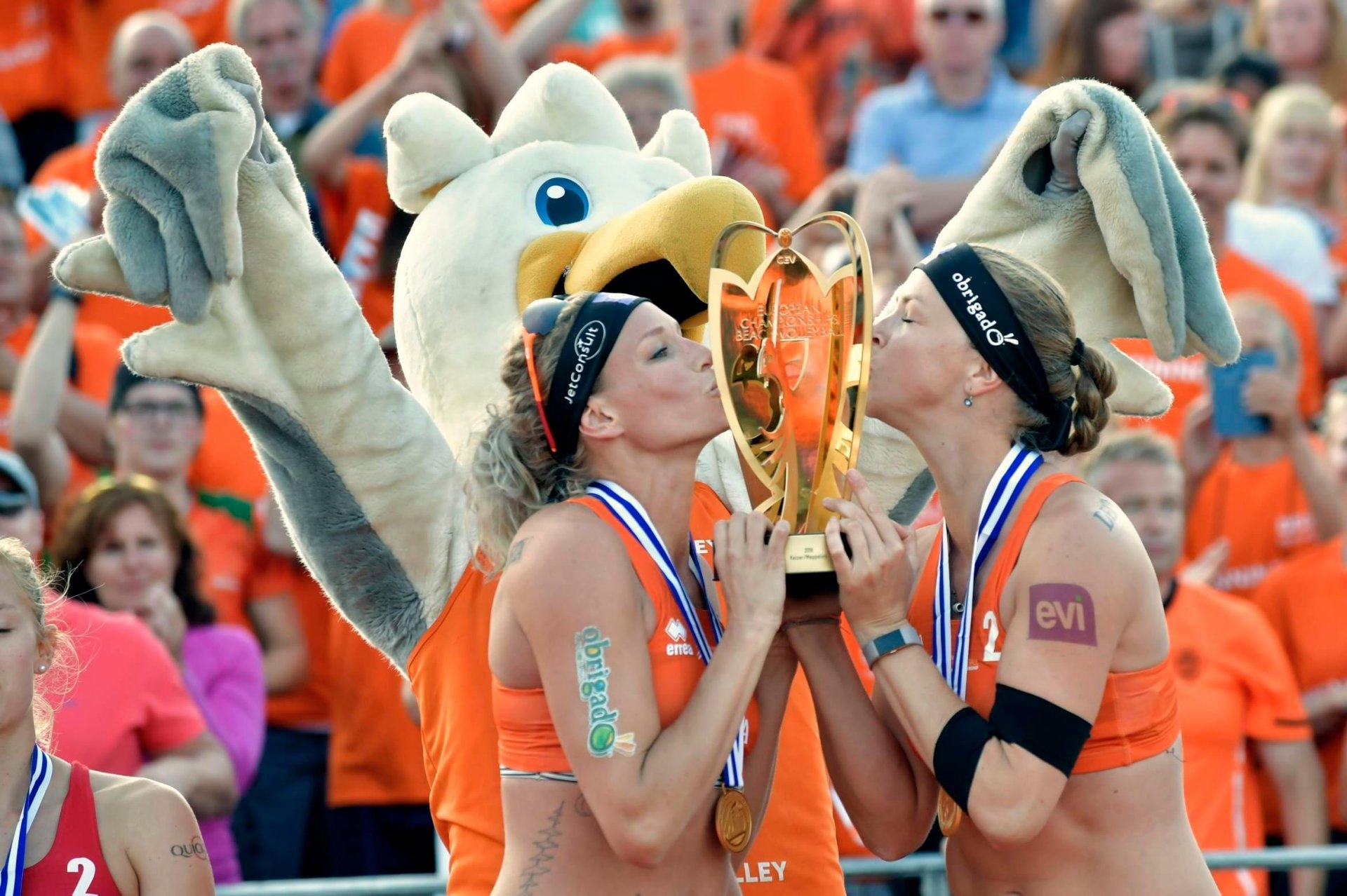 Keizer and Meppelink kiss the European Championship's trophy (Photocredit: CEV)