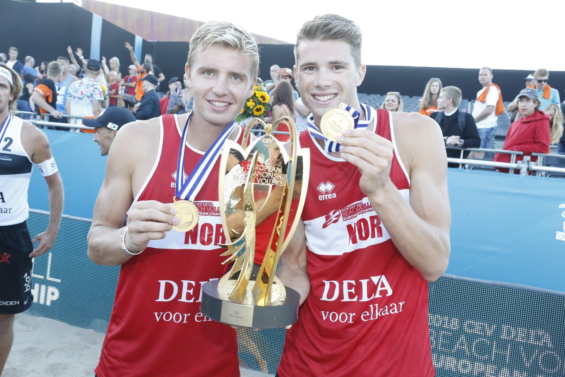 Sørum and Mol pose with the medals and the trophy of the European Championships (Photocredit: CEV)